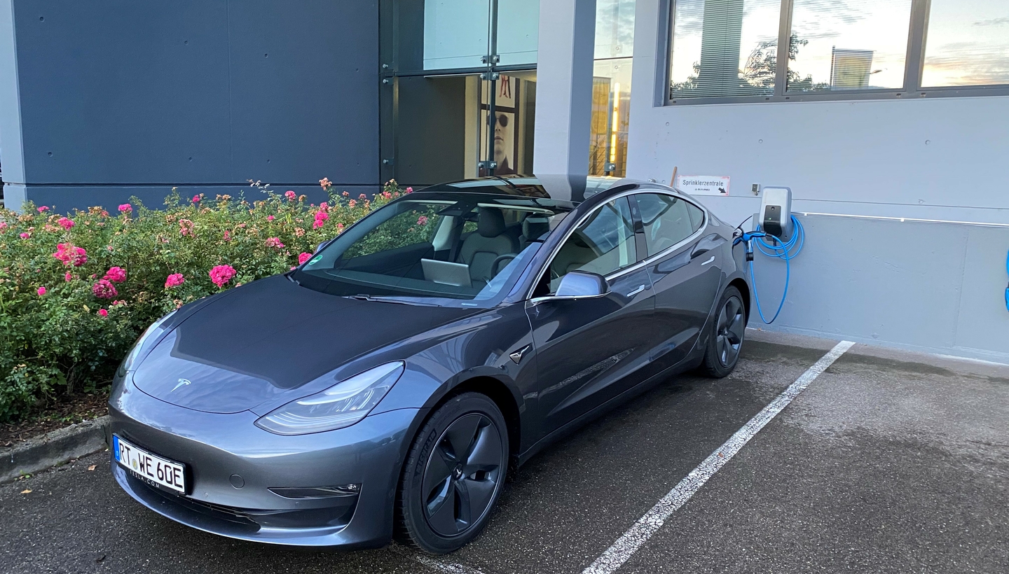 20201005_Tesla Model 3 beim Laden in RT