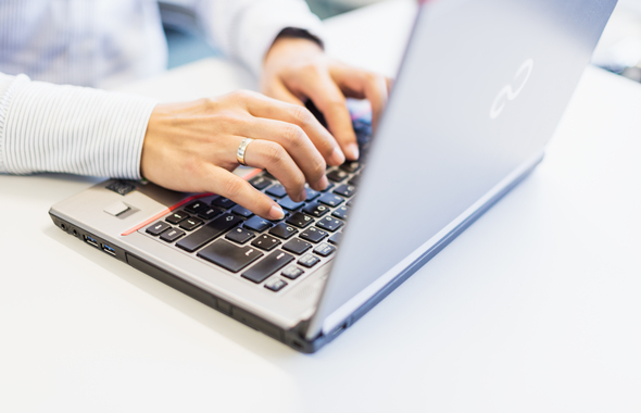 hands on laptop_Wendler